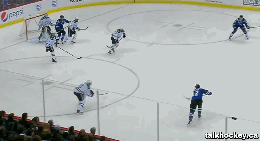 GIF Nathan MacKinnon catches the puck on his stick after deflection - Imgur.gif